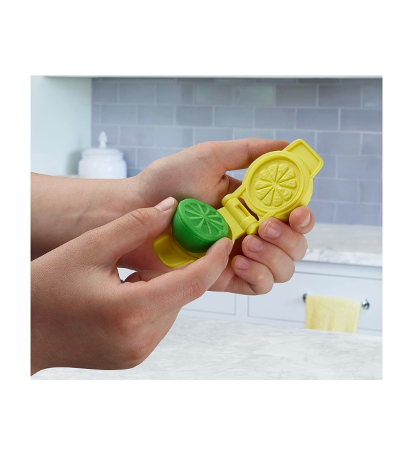 Play-Doh Kitchen Creations Juice Squeezin' Juicer Playset 3